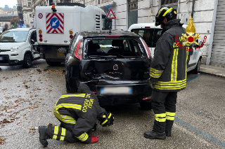 Ancona – Mezzo pulizia strade impazzito, maxi tamponamento tra 10 auto